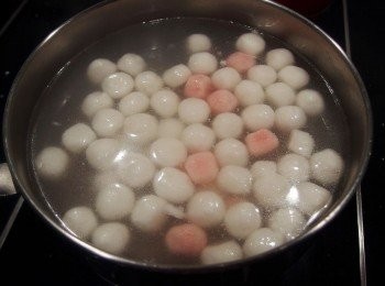 step12: 另準備一鍋熱水煮熟湯圓後,再將茼蒿汆燙一下。