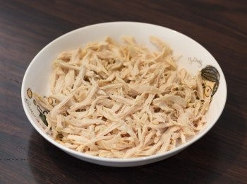 step3: 雞柳隔水蒸 10 - 15 分鐘左右至熟透，放涼後撕成絲備用