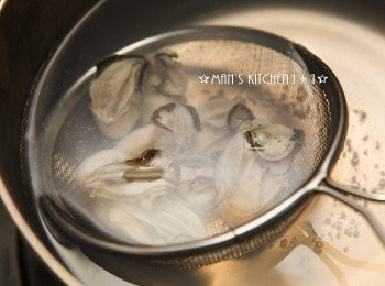 step2: 另起一個熱水鍋，水煮滾後轉成最小火，在麵煮1分45秒後將蚵仔下鍋。(蚵仔用泡的時間請隨著蚵仔的大小增減。)