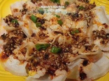 step4: 將另一蒜泥放面, 可撒上芫荽粒或蔥粒即完成。