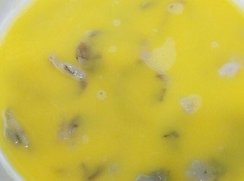 step3: 將蛋液倒入碟內，用羹除去蛋液面氣泡。