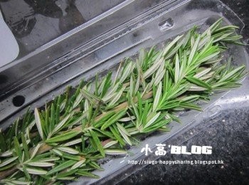 step2: 橄欖油分次加入搓至呈網狀，再加入迷迭香碎搓勻。