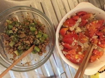 step1: 番茄椰菜花餡料：

椰菜花浸洗乾淨，切小朵後灼熟，小番茄洗乾淨切粒，兩者拌勻及加入調味備用。

奇異果植物牛肉餡料：
奇異果去皮切粒，植物牛肉碎用開水沖走味料，兩者拌勻及加入調味備用。