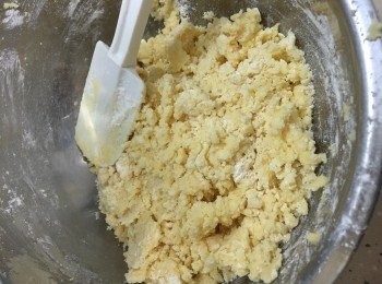 step7: 7. 低筋面粉及吉士粉過篩,加入步驟6中,以膠刮輕壓至混合到見不到粉粒 (此步驟需時,請多加耐性