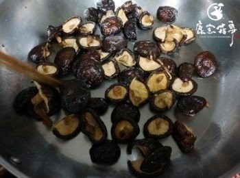 step2: 鍋子燒熱，加少許油，將泡開的香冬菇放入，小火煸到香氣散出，起鍋。