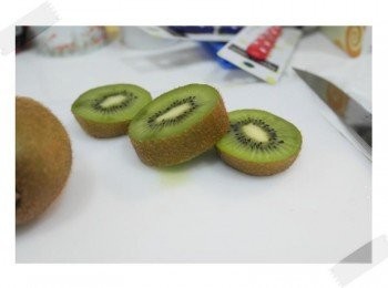 step1: 首先來做主角吧^^" 奇異果各切4片~~不要切太薄不然皮會很容易斷!!