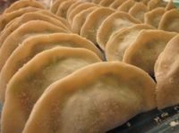 step2: 煮一鍋水待水滾後投入水餃,輕輕用濾杓撥一下防沾粘,待滾後水餃浮起再加入一碗冷水,再一次水滾後即可撈至盤裡,可噴一些香油防沾.