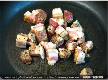 step5: 將鹹豬肉丁直接入鍋爆炒出香氣，並釋放出油脂。