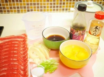 step1: 洋蔥, 京蔥切好, 雞蛋打勻備用