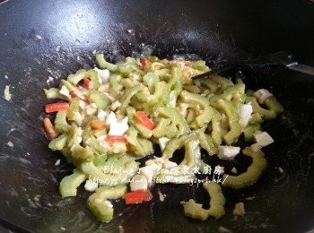 step7: 讓苦瓜均勻沾上蛋黃溶 , 加入雞湯拌勻至收乾