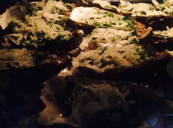 step7: 深焗盤中鋪半吋粗鹽，放上已釀好的蠔，入爐180度焗約8分鐘至芝士溶化並呈金黃色。