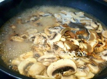 step5: 加入牛肝菌及浸牛肝菌的水煮約3分鐘