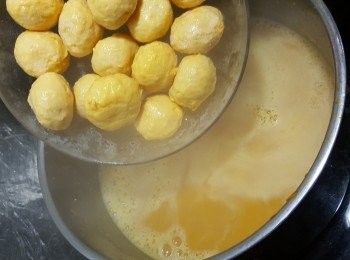 step4: 當攪拌好後，開火加入山葵芝士素丸煮多10分鐘，落鹽調味即可（亦可用其他丸代替）