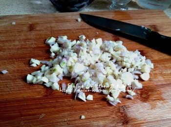 step3: 期間將蒜頭 , 乾蔥頭分別去衣剁細粒