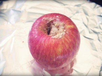 step5: 肉桂糖往蘋果洞裡灑~~