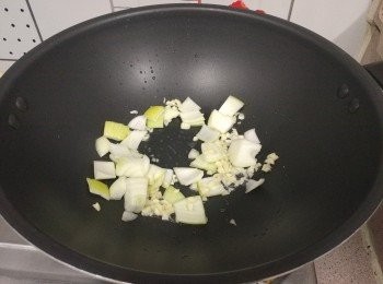 step2: 燒熱小許油爆香洋蔥及蒜蓉