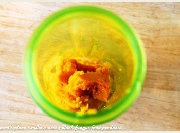 step2: 將南瓜事先用電鍋蒸熟，待其涼卻後放置於一旁備用。