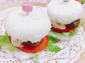 step4: 飯堡上放上沙律菜、蕃茄片、漢堡及芥末沙律醬，再放上飯堡，大功告成！