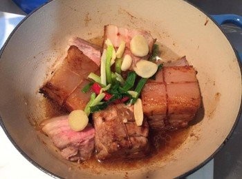 step5: 放入炒好的辛香料，再加入紹興酒