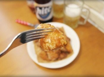 step11: 醃料炸雞外皮吃起來好酥唷~~ 一咬下去肉好嫩耶!!! 約過3-5秒...開始有辣的感覺了!!! 不過你會上癮...雞肉很快就吃光光啦:)