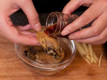 step3: 用砵酒，在每隻蠔身上灑幾滴酒待於碗內一會，讓酒完被蠔身吸收