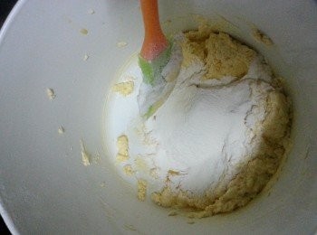 step4: 分次加入已篩粉類搞勻