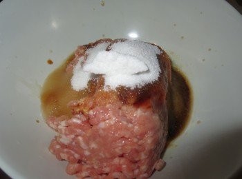 step1: 把所有材料拌均后搅拌至肉碎起胶/有粘性（一定要拌至起胶，不然的话肉会碎） 
把拌好肉碎放进冰箱腌3个小时。