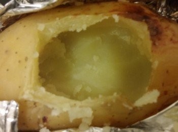 step2: 薯仔熟透後挖出薯肉,將薯肉壓爛加牛油,鹽,芝士, 煙肉釀反入薯仔加芝士係面再焗,芝士微燶備用。