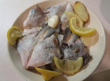 step1: 魚下巴 檸檬片.大蒜.胡椒粉稍為抓醃10分