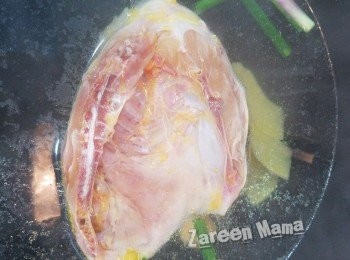 step2: 鍋下水，水要蓋過雞身，加薑片及蔥段，大火滾10分鐘，唔好開蓋，焗多5分鐘。雞湯用作湯羹，雞肉可用作其他菜式。