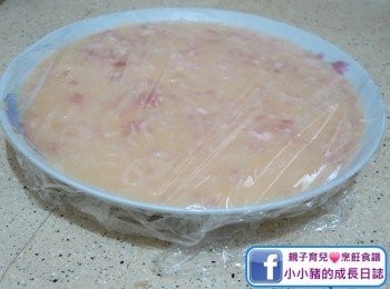 step5: 倒在蒸碟上，然後蓋上保鮮紙~