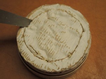 step1: 預熱焗爐200度。卡門貝爾芝士買返來用小刀切去頂部。