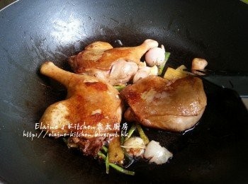 step4: 加入鴨腿煎至兩面金黃