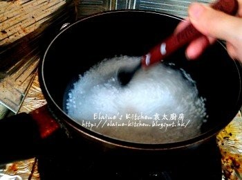 step1: 西米放入煲內 , 加水浸過面 , 拌一拌勻西米以免黏底