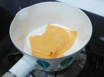 step3: 接著放入起士片入鍋~邊煮邊攪拌!!慢慢的起士片開始融化~待完全融化後<span class="group_2">起士醬</span>即完成!!(如果覺得不夠濃稠可以多加幾片起士^^)
