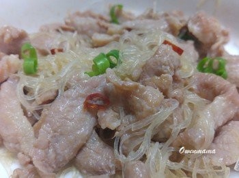 step5: 蒸出嚟雖然無汁， 但係啲味完全包咗係豬頸肉上面，充滿蝦醬香味嘅豬頸肉同粉絲很夾呀！