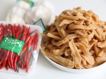 step1: 先用清水和糖浸菜圃數小時，期間需檢查鹹度，浸至較為淡口即可。