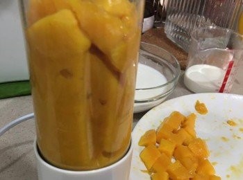 step1: 先將2個芒果去皮切粒，1個用攪拌器打成芒果蓉，1個留起備用