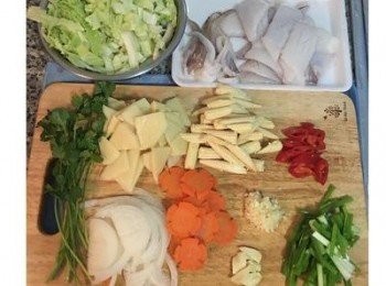 step2: 透抽或花枝切花後切大塊(切法請看下一步驟)；洋蔥切絲；蒜切末；薑切片；辣椒去籽斜切；蔥切小段；小玉米斜切(ㄧ切成二);