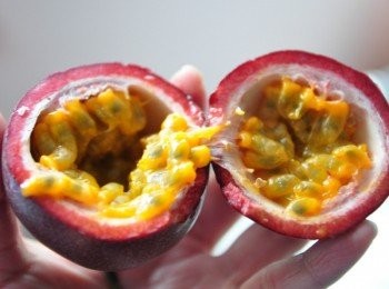 step11: 還可以取一顆新鮮的百香果