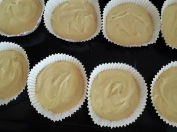 step4: 麵糊倒入紙模中,裝至8分滿 放入烤箱以180度烘烤20-25分鐘即可.