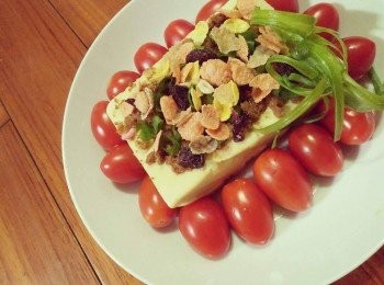 step2: 用大鍋把水燒滾，將蛋豆腐放入大火清蒸15分鐘。 並在蛋豆腐上淋上少許的醬油和水，【澎湖野生水產的產品皆通過政府檢驗及SGS認證，讓大家吃得更安心， 更是五星級飯店主廚指定<span class="group_1">食材</span>，讓大家有實惠價格輕鬆吃到頂級<span class="group_1">食材</span>。】【福壽成立以來，從未捲入食安風暴，關鍵是「實在」，關於吃的，食安是最重要的。】