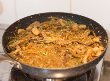 step8: 所有材料，即冬粉，豬肉，配料及冬粉汁料一同下鍋用中火炒勻，待冬粉完全吸收汁料即成