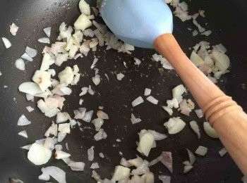 step2: 把乾蔥碎和蒜頭碎用油爆香。
