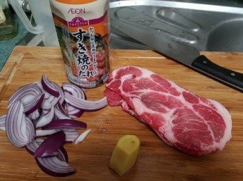 step1: 熱鑊下油放入紫洋葱爆至金黃，加入豬肉片略炒，加入壽喜燒汁，水和老抽，煮至豬肉片熟後，加入薑汁拌勻試味，如覺得太甜可加入適量生抽調味即成。