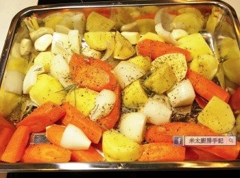 step2: 把蒜頭、洋蔥、薯仔和紅蘿蔔放入焗盆內，加適量橄欖油鹽黑胡椒撈勻