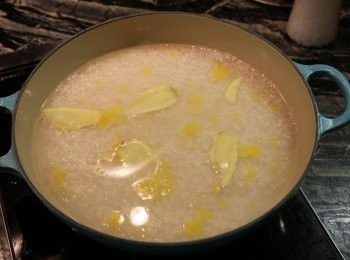 step4: 然後加入雞油、少許鹽和雞粉拌勻，再放入幾片薑。（雞油是我煲雞湯時取出來的表面油份，不加也可以。）