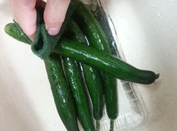 step2: 青瓜用百潔布擦去有釘部位