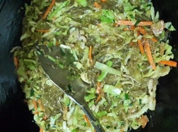 step4: 轉大火加入之前炒好的配料，炒至混合，即成！