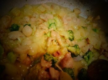 step2: 馬鈴薯需要炒一陣子才會比較軟。